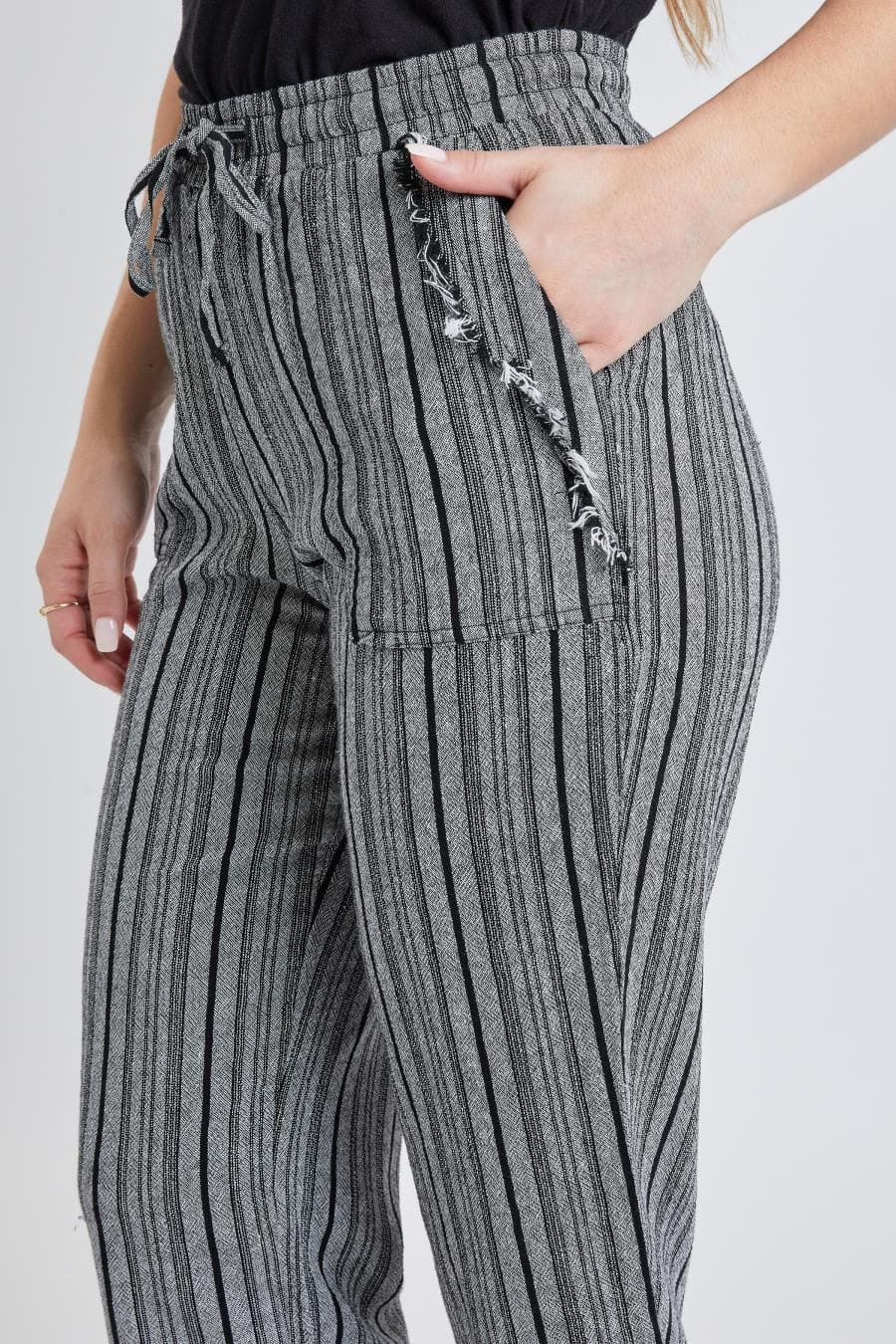 Women's High Rise Linen Capri Pant With Fray Detail