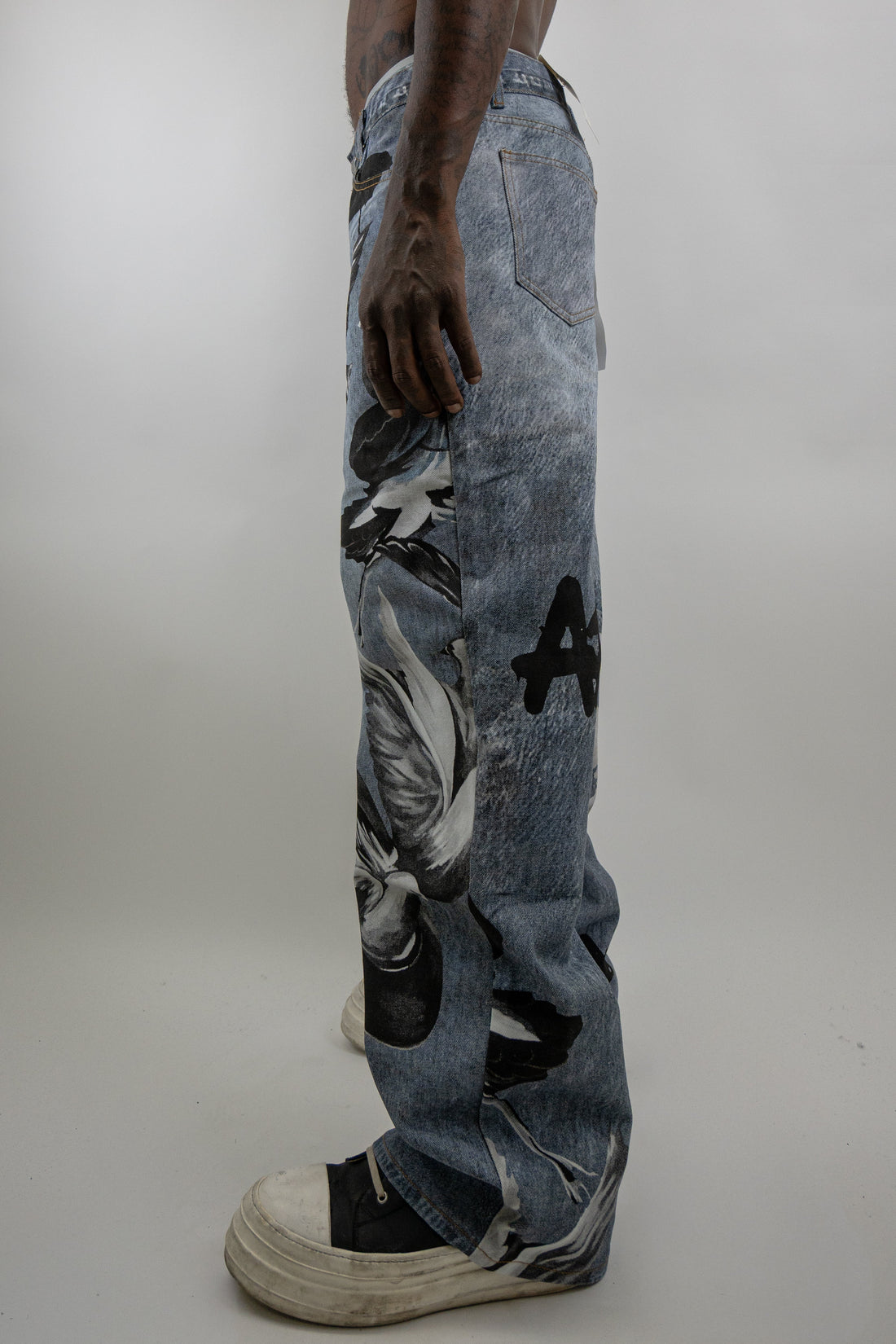RM204B ART - Graphic Printed Baggy Jeans