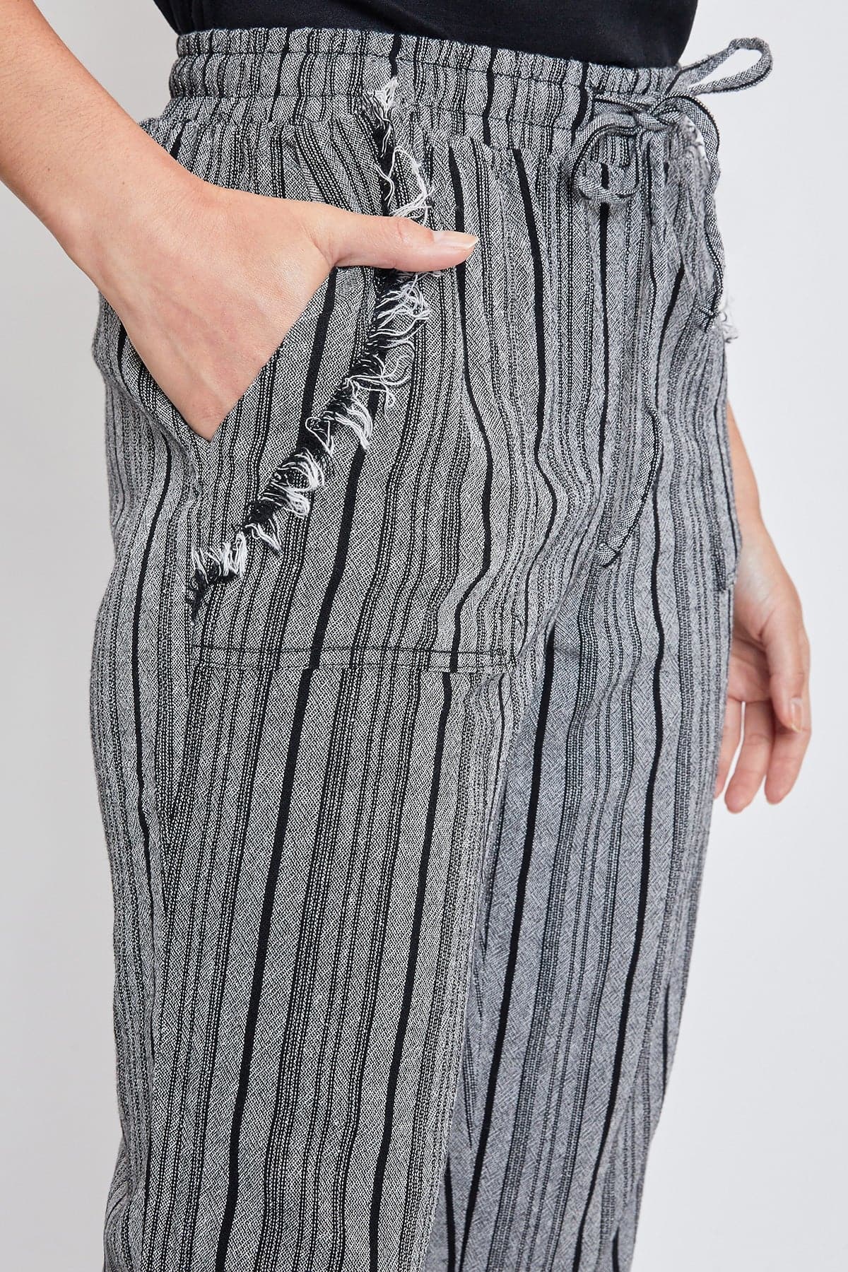 Women's High Rise Linen Capri Pant With Fray Detail