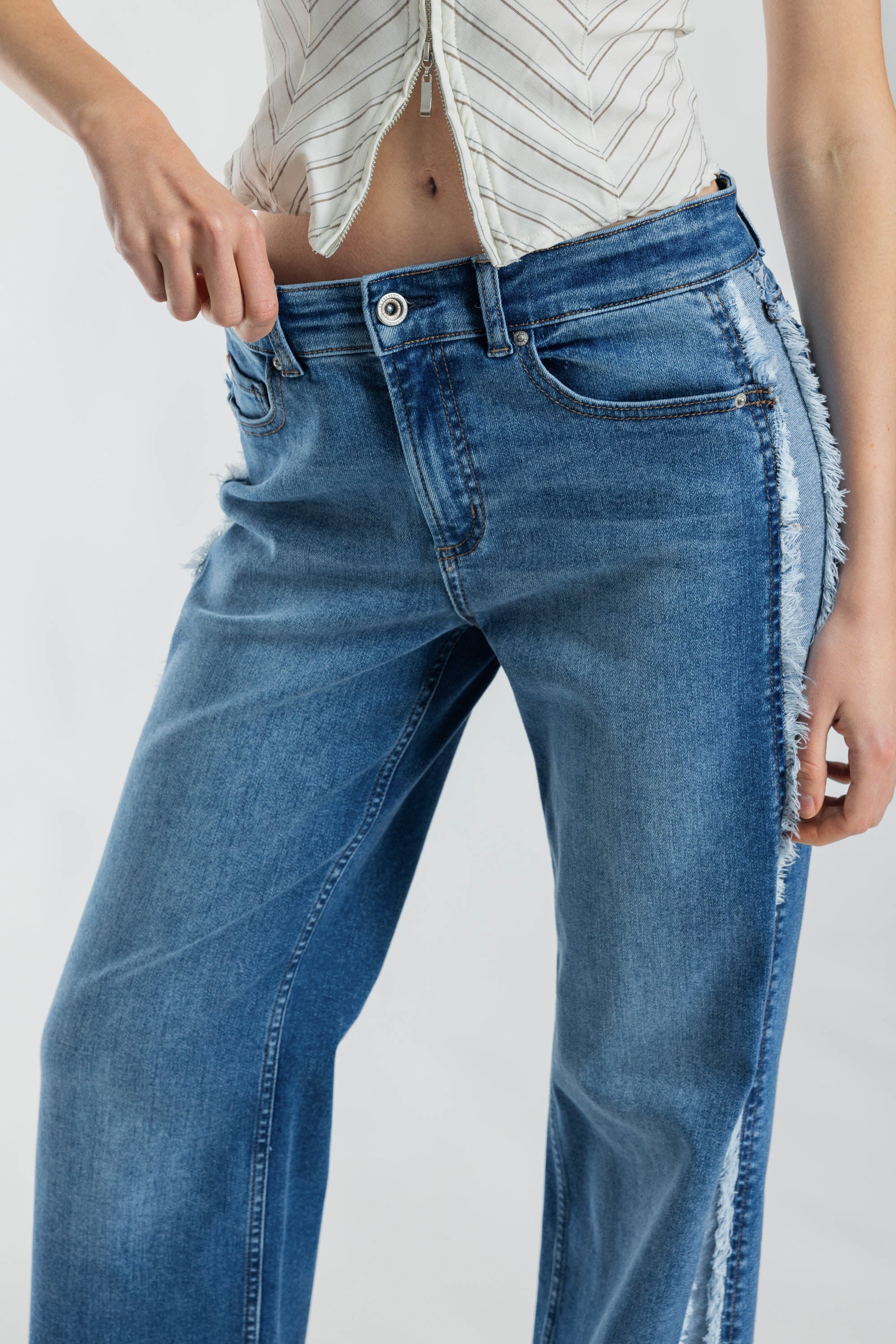 Mid Waist Relaxed Wide Leg Jeans with Side Contrast Detail